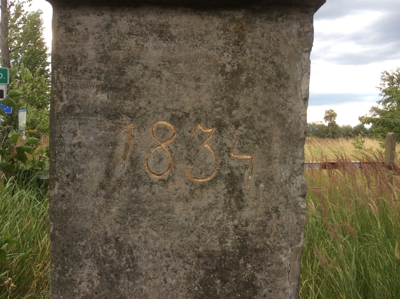 Kamenný kříž z roku 1834 v Ráji, u domu čp. 149/135 (kříž se nachází těsně za státní hranicí, fakticky již v Polsku, na území obce Kaczyce Dolne)