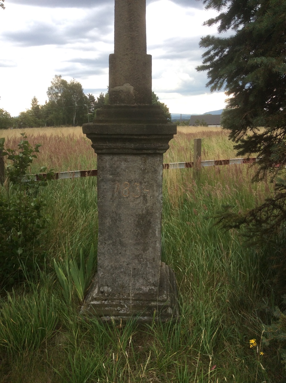 Kamenný kříž z roku 1834 v Ráji, u domu čp. 149/135 (kříž se nachází těsně za státní hranicí, fakticky již v Polsku, na území obce Kaczyce Dolne)