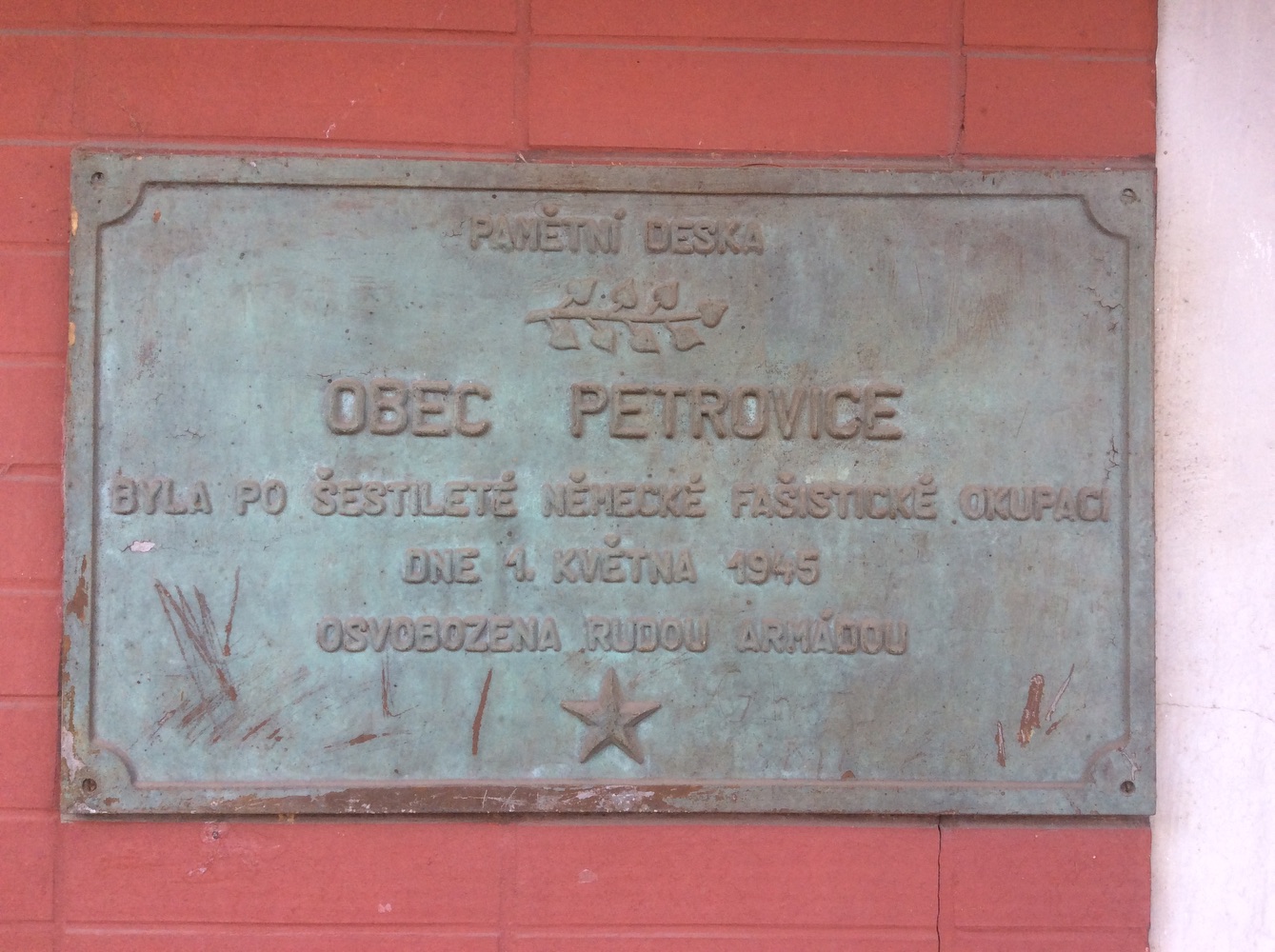 Pamětní deska k osvobození 1. 5. 1945, na budově železničního nádraží (Petrovice u Karviné)