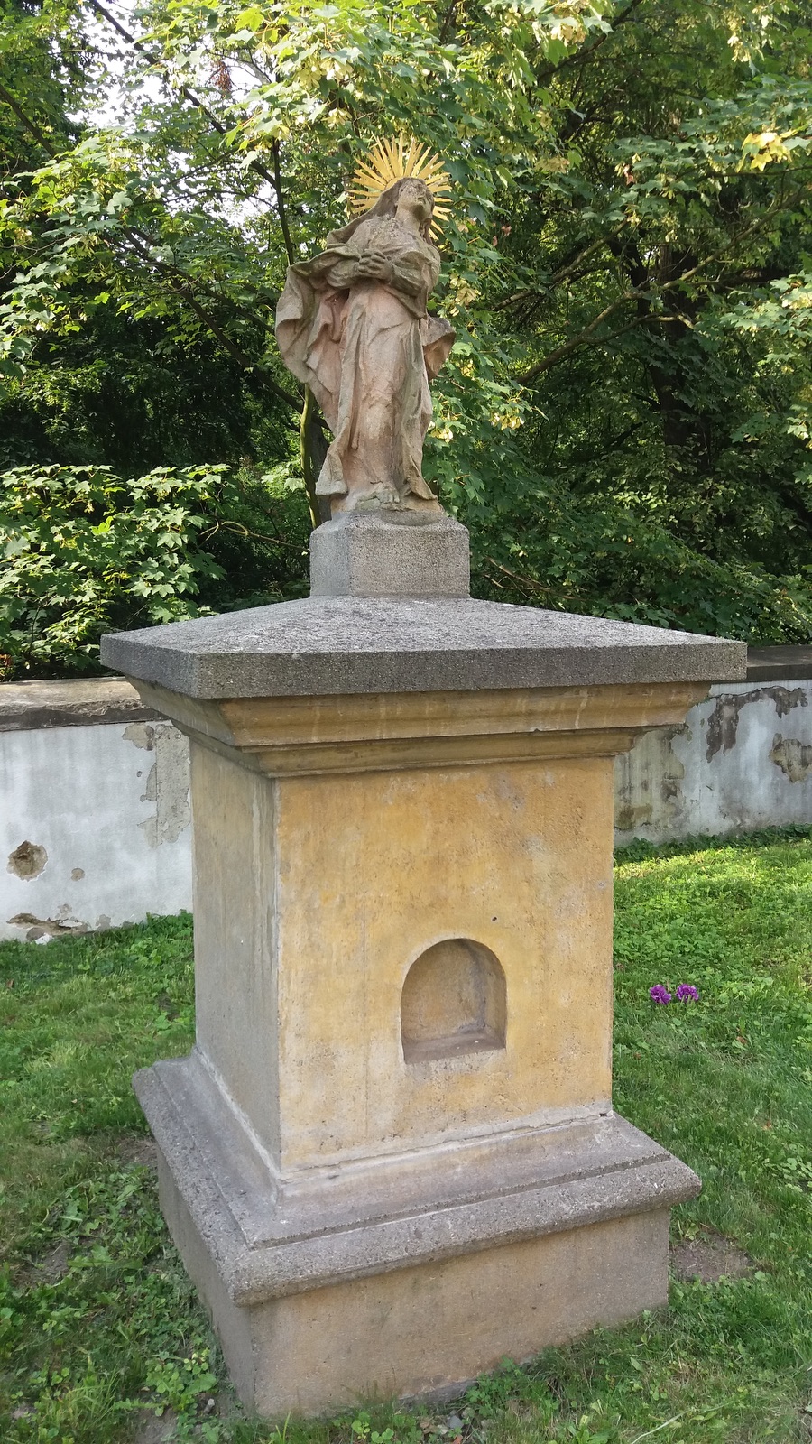 Socha Panny Marie Bolestné za kostelem Povýšení sv. Kříže ve Fryštátě. Ze svého původního umístění ve staré Karvinné byla přesunuta v roce 1970. KULTURNÍ PAMÁTKA