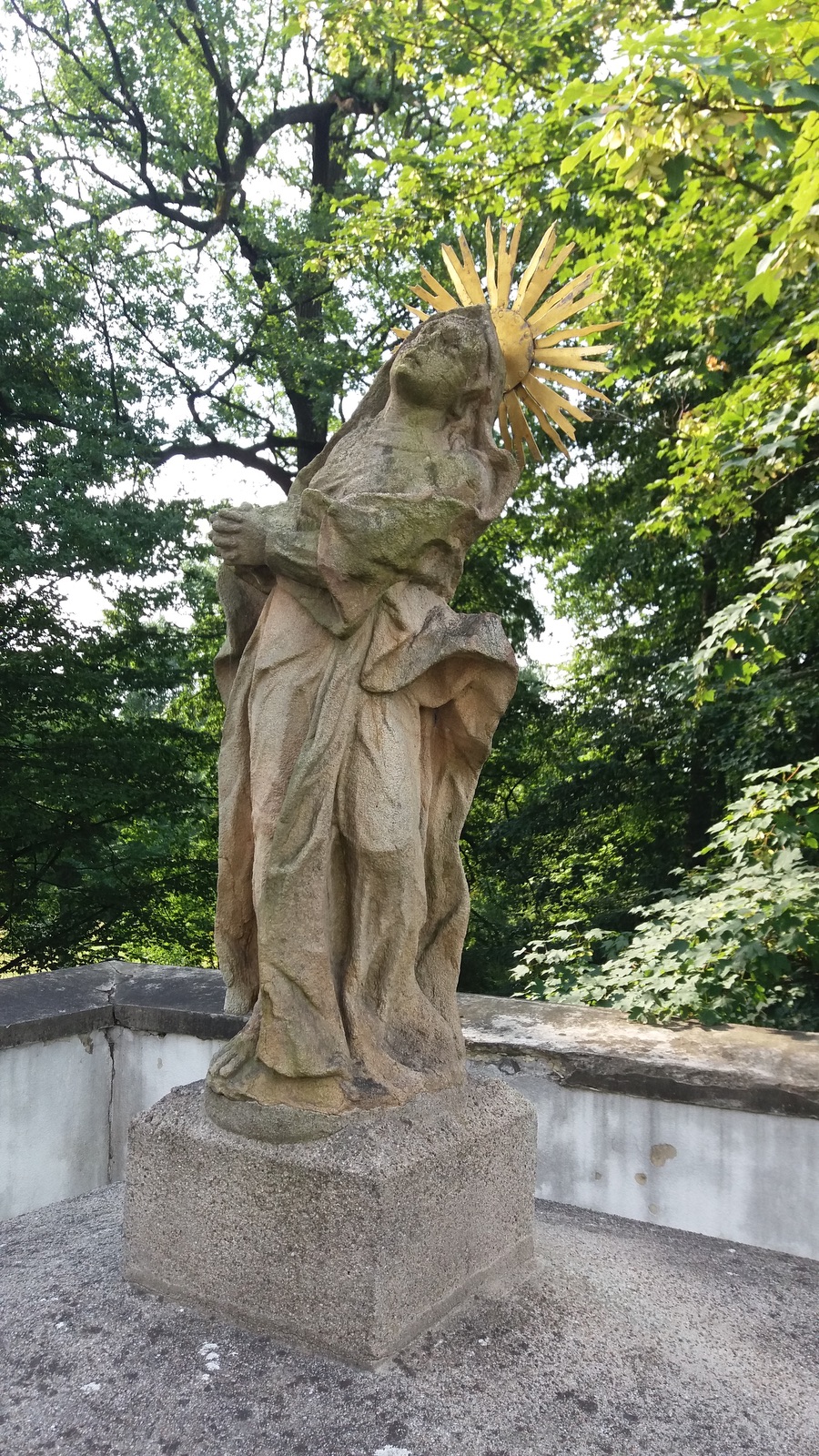 Socha Panny Marie Bolestné za kostelem Povýšení sv. Kříže ve Fryštátě. Ze svého původního umístění ve staré Karvinné byla přesunuta v roce 1970. KULTURNÍ PAMÁTKA
