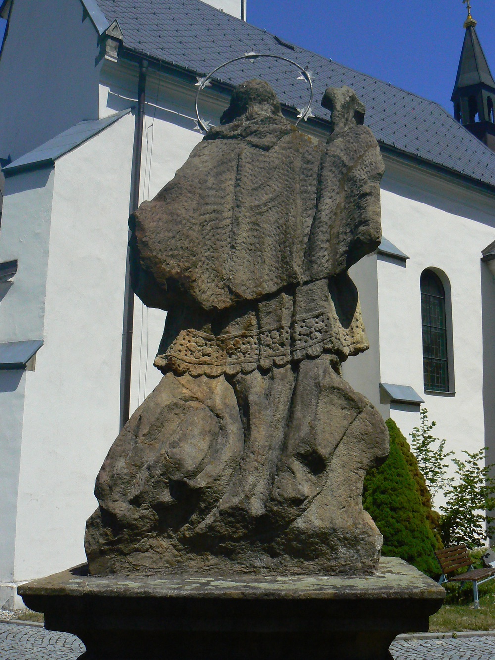 Socha sv. Jana Nepomuckého za kostelem Povýšení sv. Kříže ve Fryštátě. Ze svého původního umístění ve staré Karvinné byla přesunuta v roce 1970. KULTURNÍ PAMÁTKA