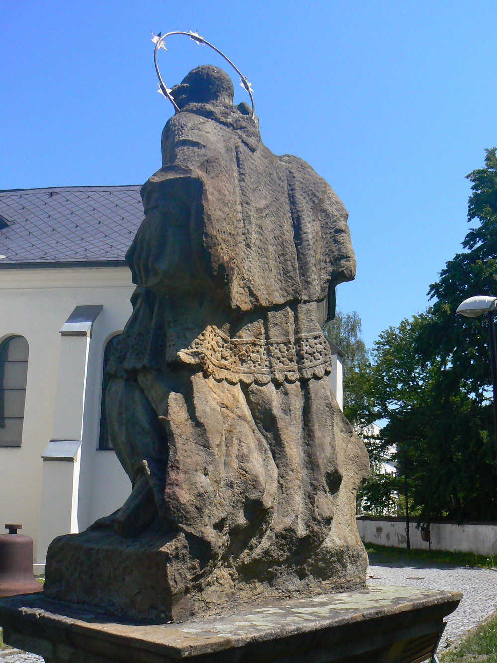 Socha sv. Jana Nepomuckého za kostelem Povýšení sv. Kříže ve Fryštátě. Ze svého původního umístění ve staré Karvinné byla přesunuta v roce 1970. KULTURNÍ PAMÁTKA