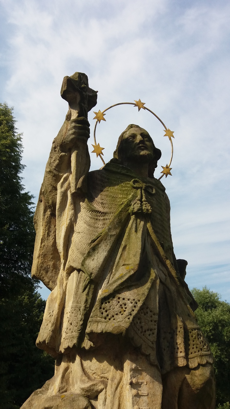 Socha sv. Jana Nepomuckého za kostelem Povýšení sv. Kříže ve Fryštátě. Ze svého původního umístění ve staré Karvinné byla přesunuta v roce 1970. KULTURNÍ PAMÁTKA