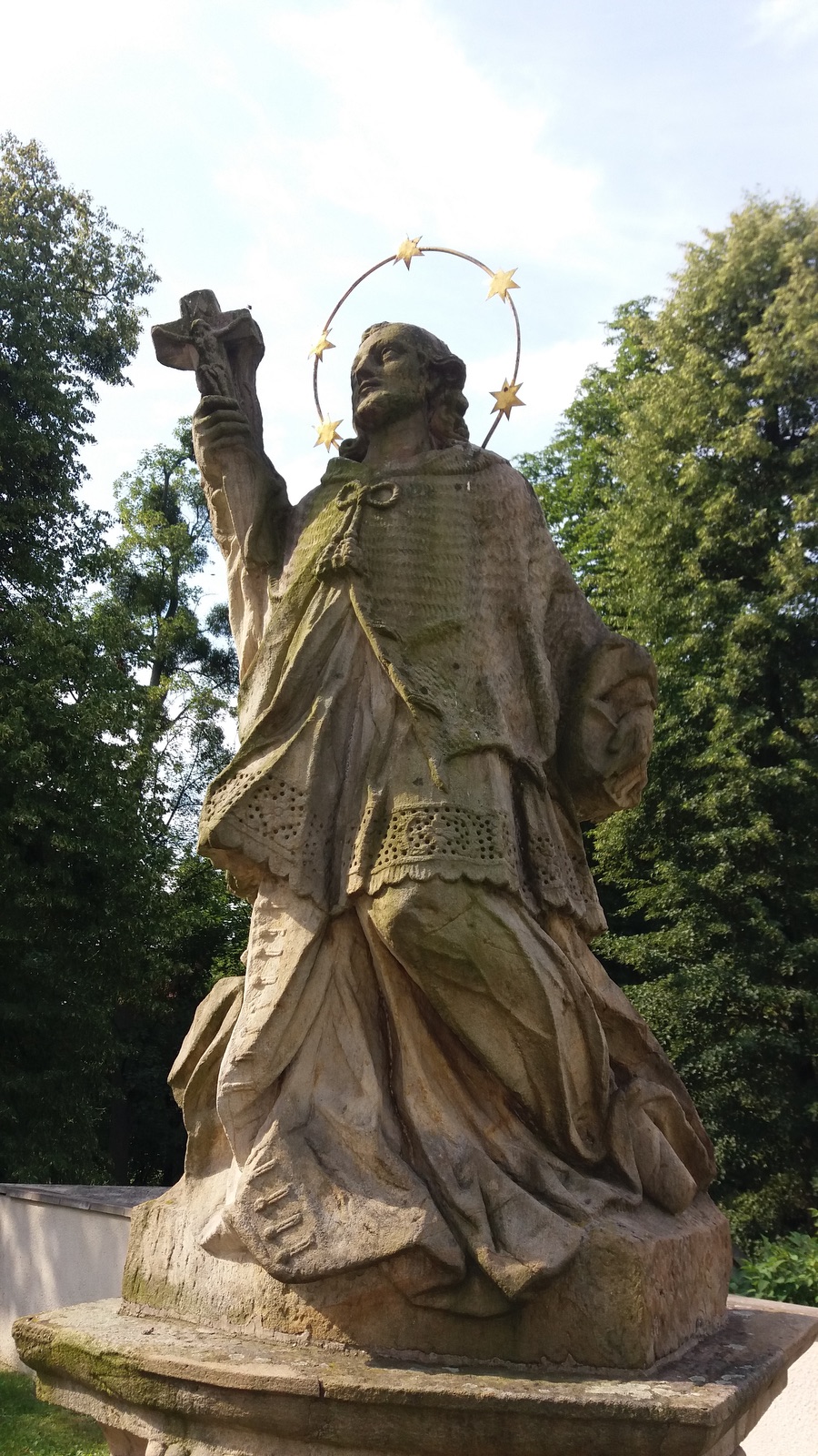 Socha sv. Jana Nepomuckého za kostelem Povýšení sv. Kříže ve Fryštátě. Ze svého původního umístění ve staré Karvinné byla přesunuta v roce 1970. KULTURNÍ PAMÁTKA