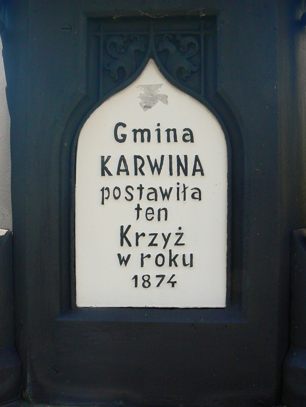 Litinový kříž postavený obcí Karvinná v roce 1874, nyní umístěný vedle budovy farního úřadu ve Fryštátě. Původně stál u budovy Závodní nemocnice ve staré Karvinné.