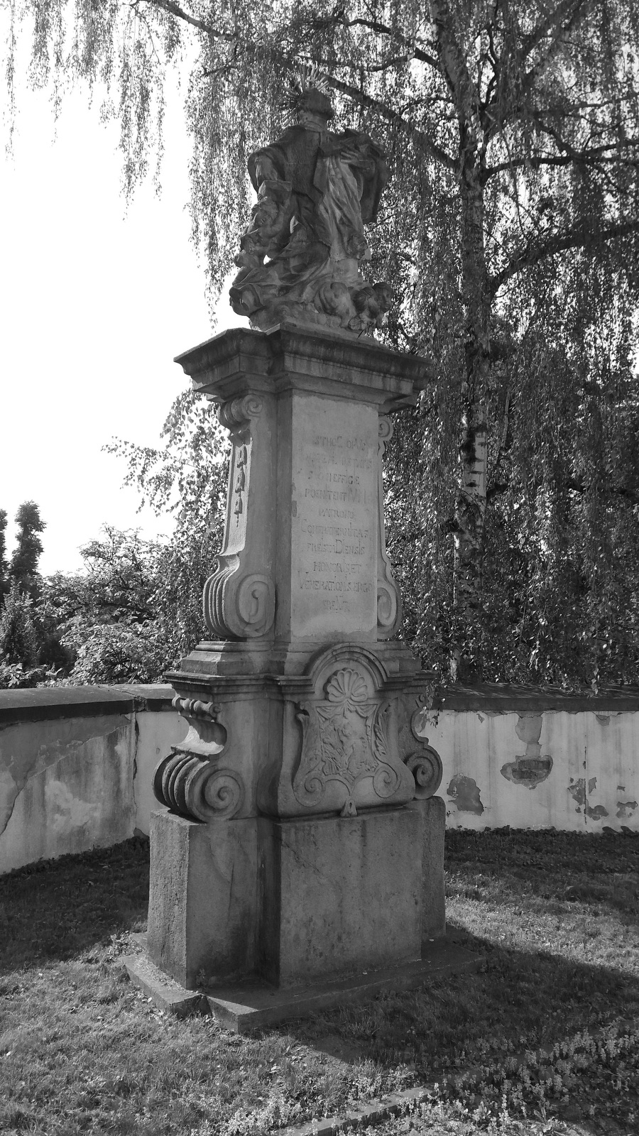 Barokní socha svatého Jana Nepomuckého z roku 1747 za presbytářem kostela Povýšení sv. Kříže ve Fryštátě. Původně stála socha na náměstí, přibližně v místech před dnešním pomníkem T. G. Masaryka.
