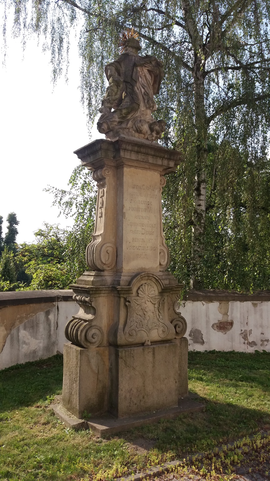 Barokní socha svatého Jana Nepomuckého z roku 1747 za presbytářem kostela Povýšení sv. Kříže ve Fryštátě. Původně stála socha na náměstí, přibližně v místech před dnešním pomníkem T. G. Masaryka.