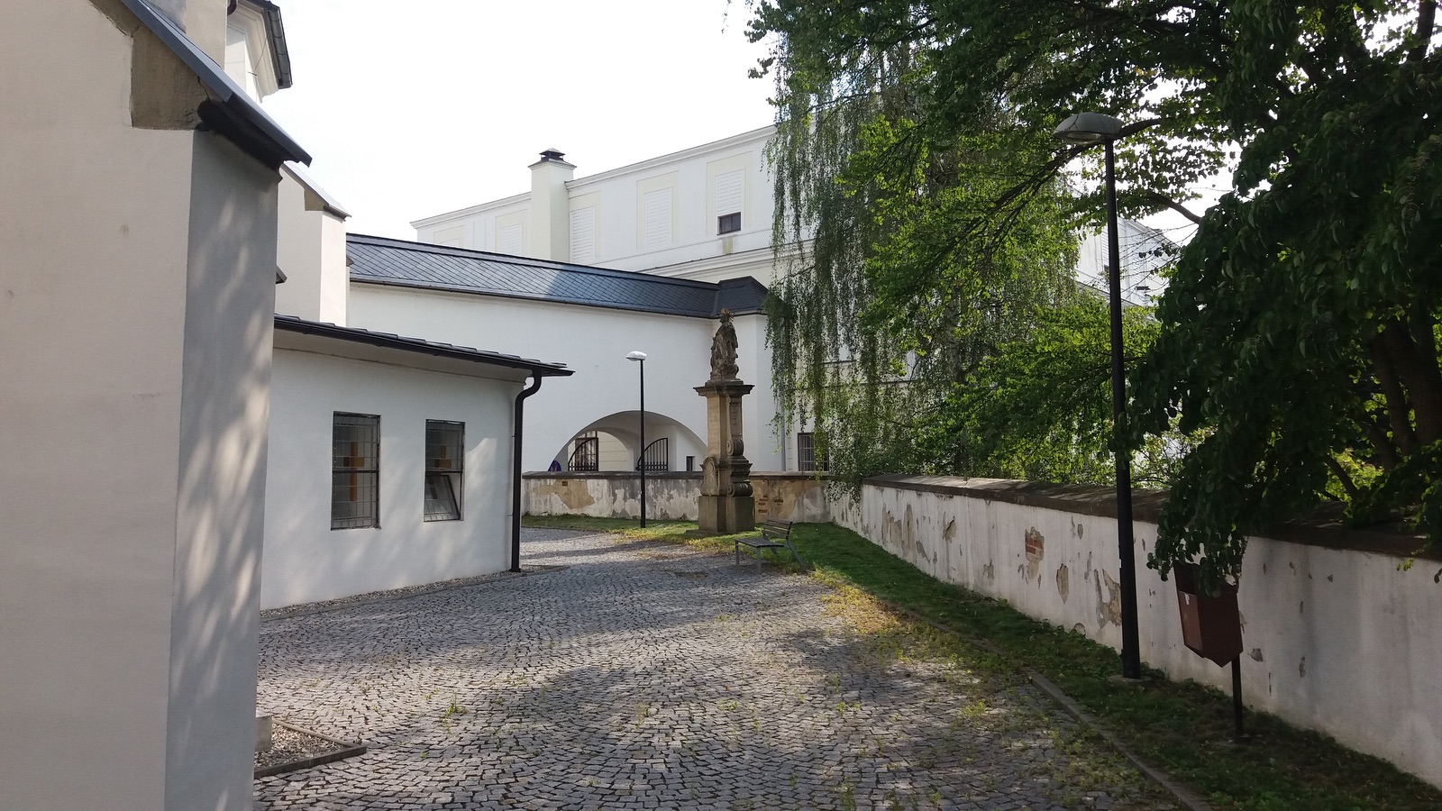 Barokní socha svatého Jana Nepomuckého z roku 1747 za presbytářem kostela Povýšení sv. Kříže ve Fryštátě. Původně stála socha na náměstí, přibližně v místech před dnešním pomníkem T. G. Masaryka.