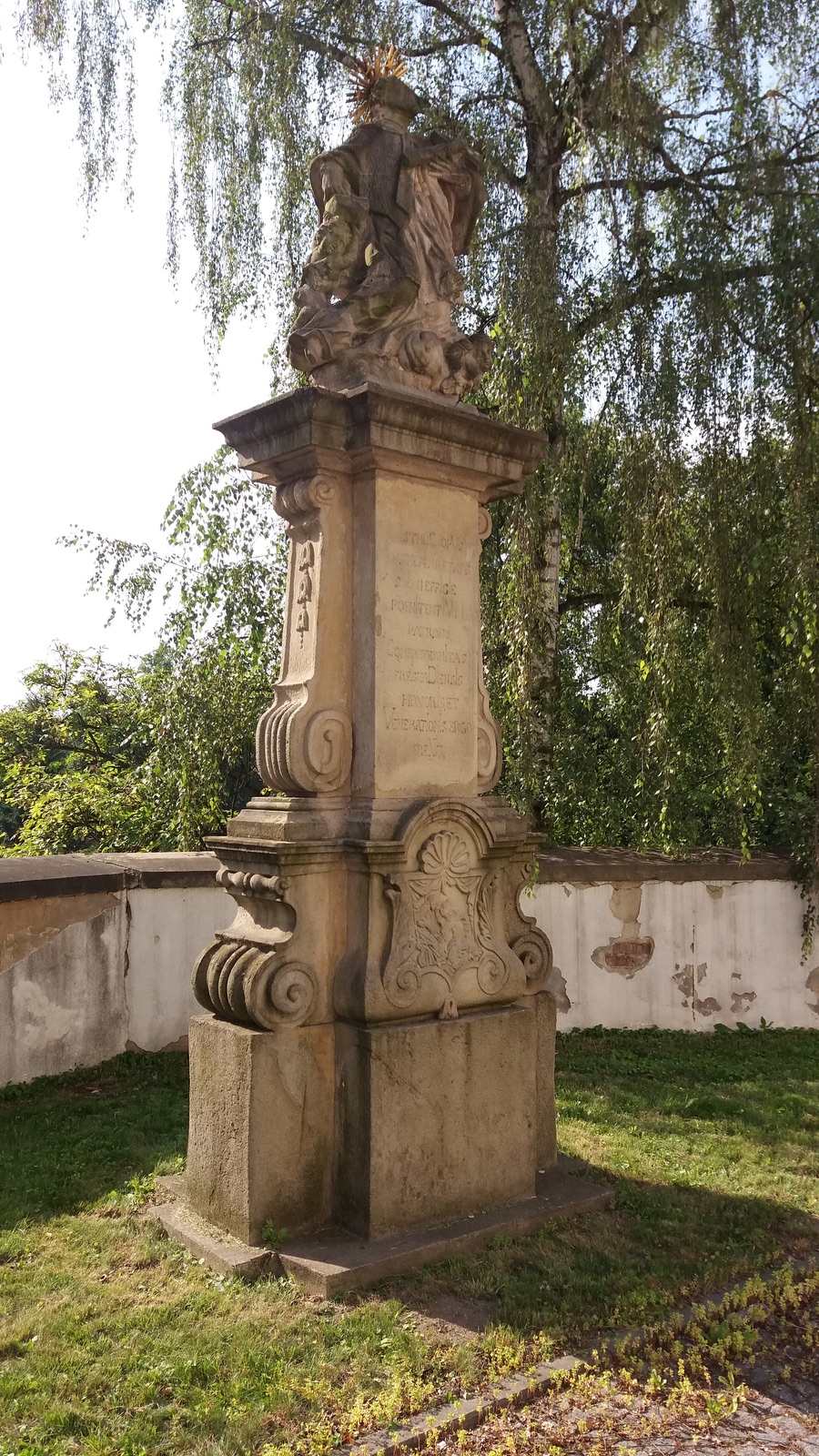 Barokní socha svatého Jana Nepomuckého z roku 1747 za presbytářem kostela Povýšení sv. Kříže ve Fryštátě. Původně stála socha na náměstí, přibližně v místech před dnešním pomníkem T. G. Masaryka.