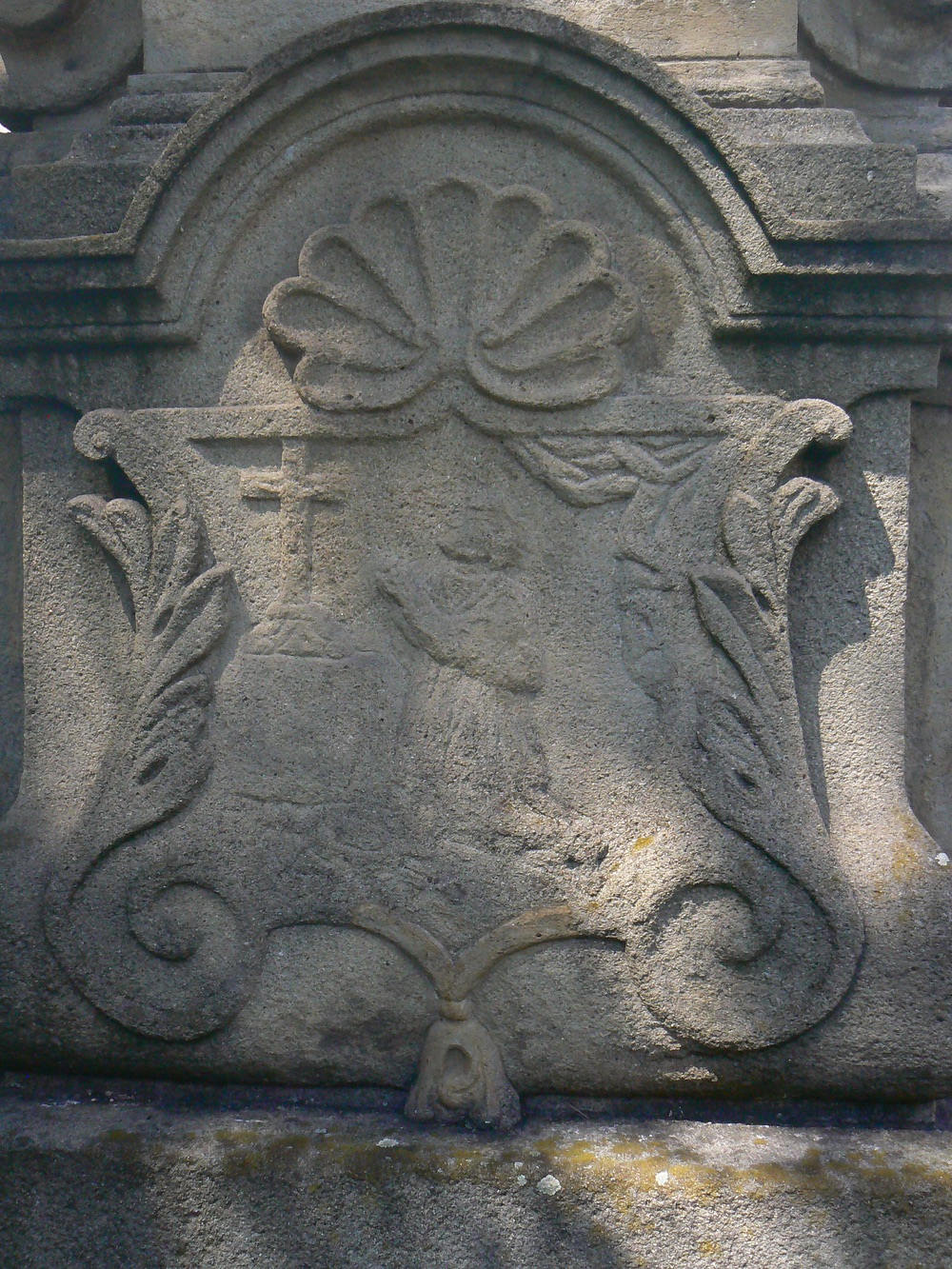Barokní socha svatého Jana Nepomuckého z roku 1747 za presbytářem kostela Povýšení sv. Kříže ve Fryštátě. Původně stála socha na náměstí, přibližně v místech před dnešním pomníkem T. G. Masaryka.