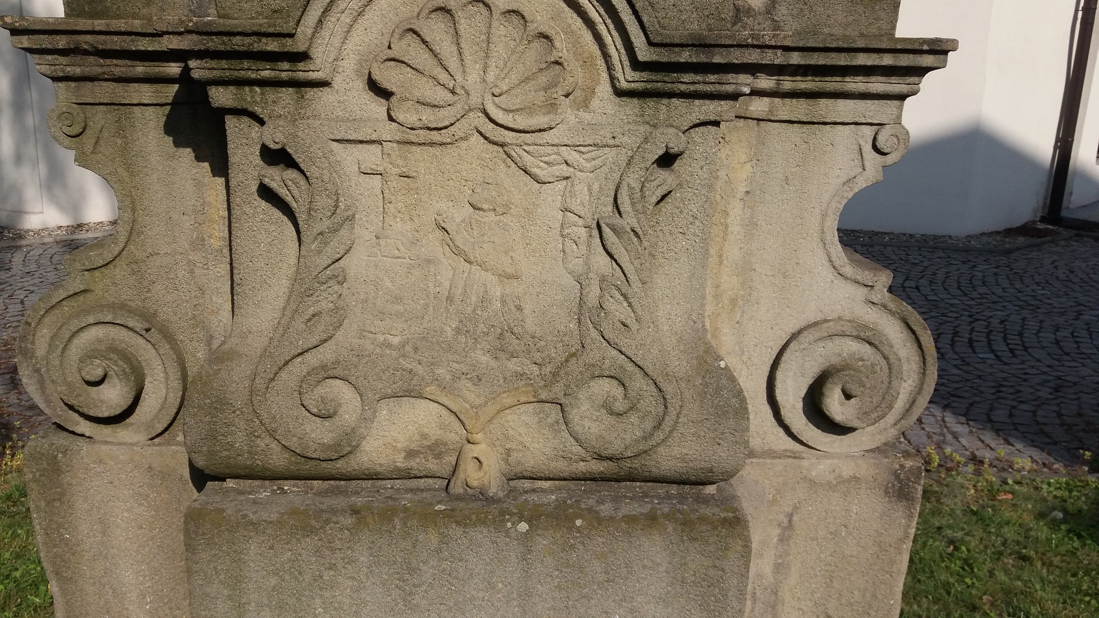 Barokní socha svatého Jana Nepomuckého z roku 1747 za presbytářem kostela Povýšení sv. Kříže ve Fryštátě. Původně stála socha na náměstí, přibližně v místech před dnešním pomníkem T. G. Masaryka.