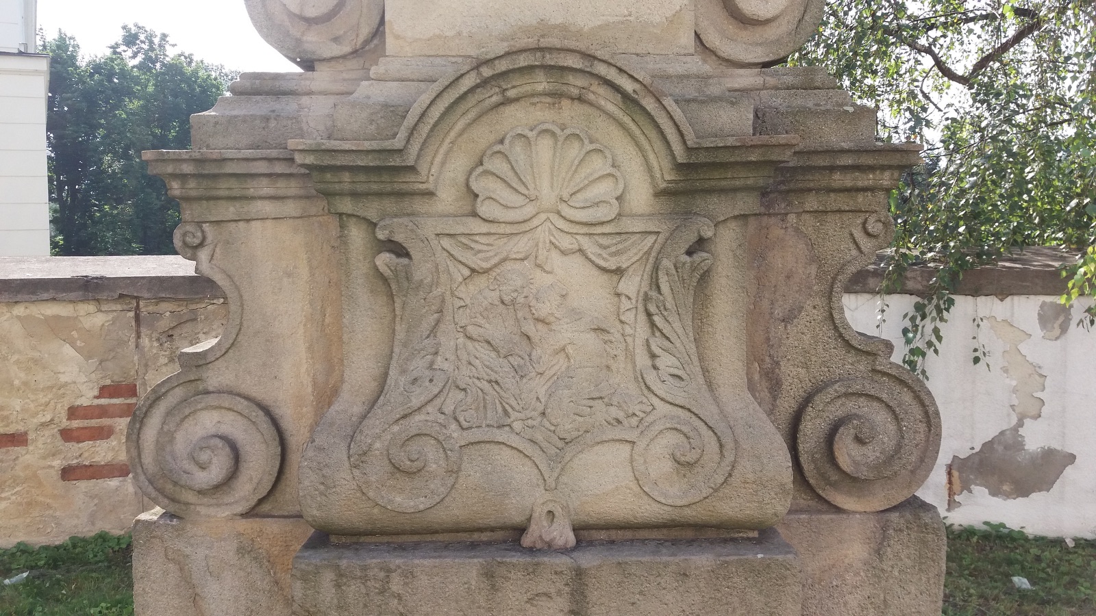 Barokní socha svatého Jana Nepomuckého z roku 1747 za presbytářem kostela Povýšení sv. Kříže ve Fryštátě. Původně stála socha na náměstí, přibližně v místech před dnešním pomníkem T. G. Masaryka.