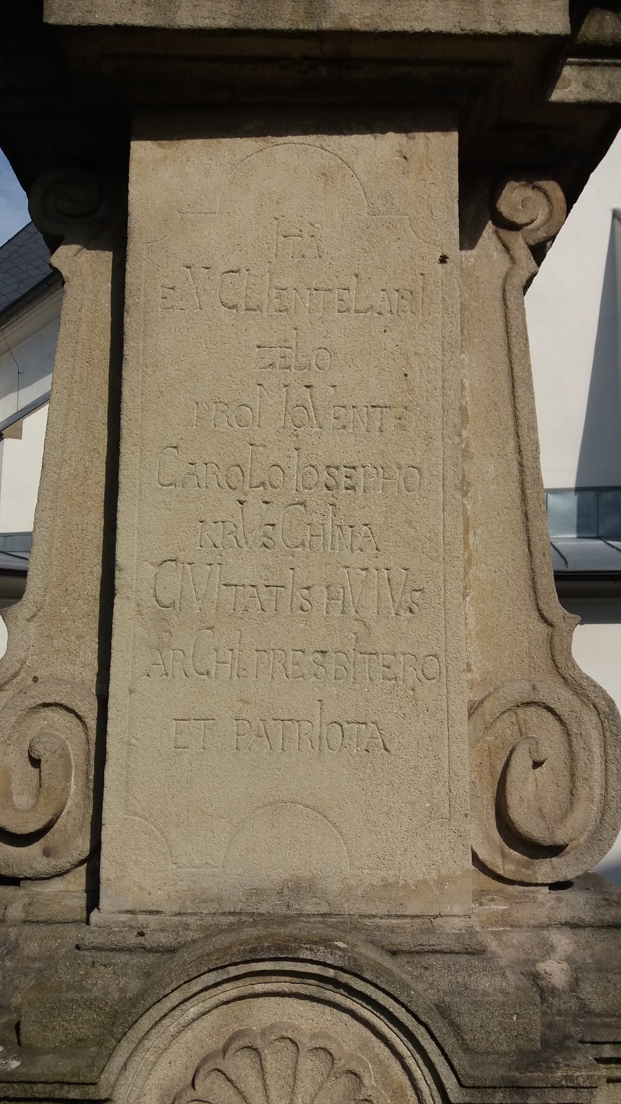 Barokní socha svatého Jana Nepomuckého z roku 1747 za presbytářem kostela Povýšení sv. Kříže ve Fryštátě. Původně stála socha na náměstí, přibližně v místech před dnešním pomníkem T. G. Masaryka.