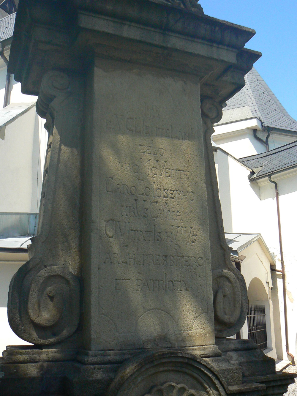 Barokní socha svatého Jana Nepomuckého z roku 1747 za presbytářem kostela Povýšení sv. Kříže ve Fryštátě. Původně stála socha na náměstí, přibližně v místech před dnešním pomníkem T. G. Masaryka.