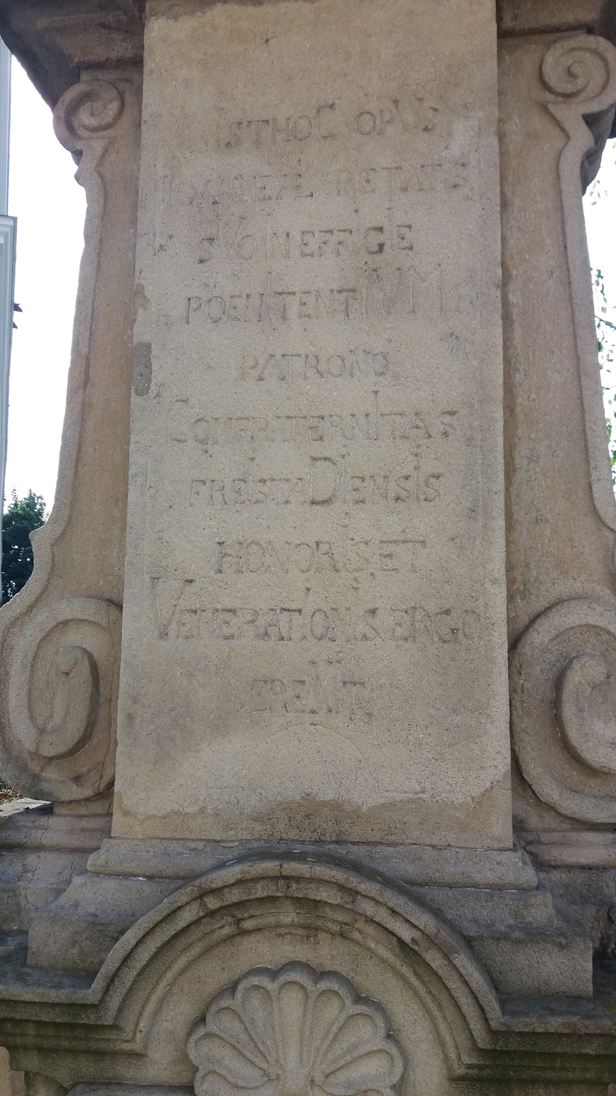 Barokní socha svatého Jana Nepomuckého z roku 1747 za presbytářem kostela Povýšení sv. Kříže ve Fryštátě. Původně stála socha na náměstí, přibližně v místech před dnešním pomníkem T. G. Masaryka.