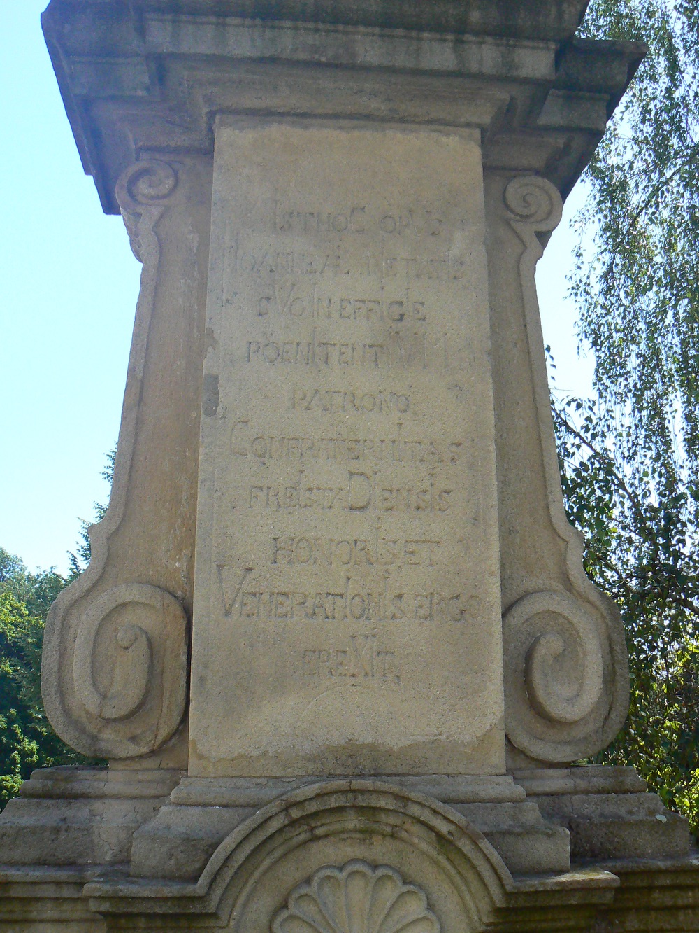 Barokní socha svatého Jana Nepomuckého z roku 1747 za presbytářem kostela Povýšení sv. Kříže ve Fryštátě. Původně stála socha na náměstí, přibližně v místech před dnešním pomníkem T. G. Masaryka.