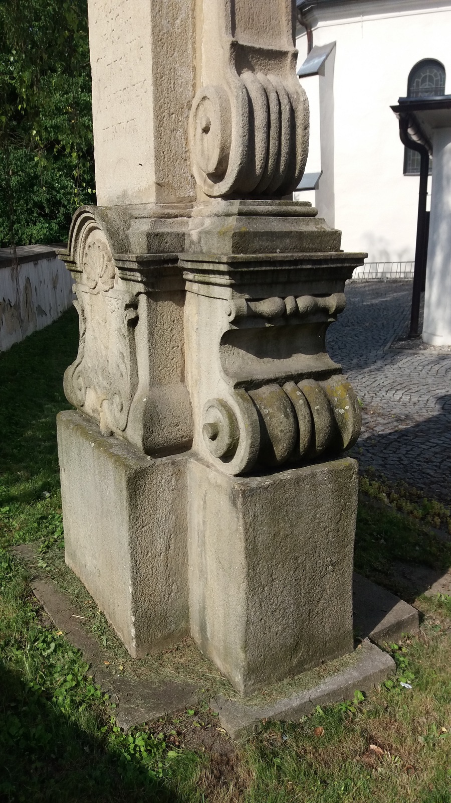 Barokní socha svatého Jana Nepomuckého z roku 1747 za presbytářem kostela Povýšení sv. Kříže ve Fryštátě. Původně stála socha na náměstí, přibližně v místech před dnešním pomníkem T. G. Masaryka.