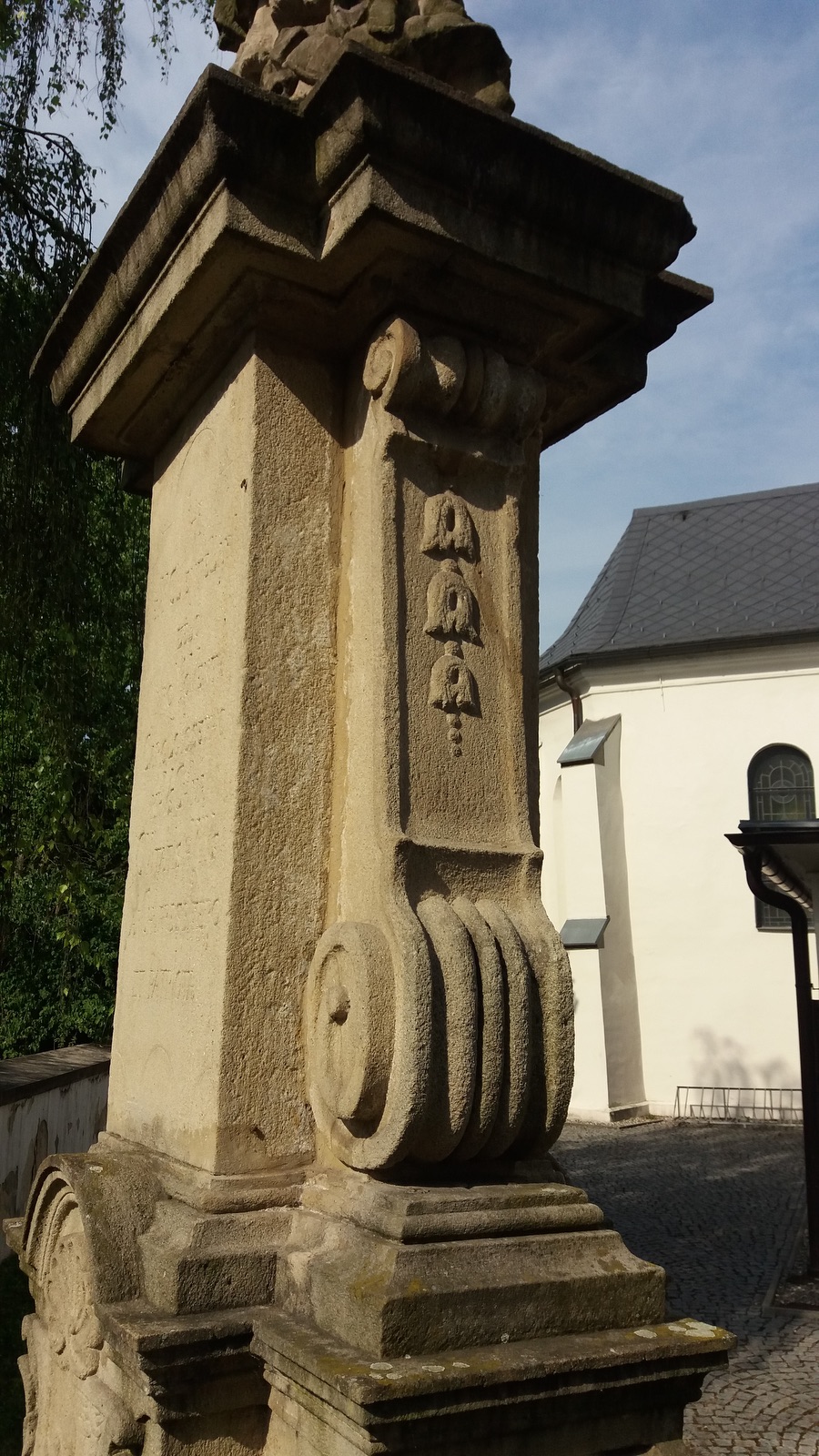 Barokní socha svatého Jana Nepomuckého z roku 1747 za presbytářem kostela Povýšení sv. Kříže ve Fryštátě. Původně stála socha na náměstí, přibližně v místech před dnešním pomníkem T. G. Masaryka.