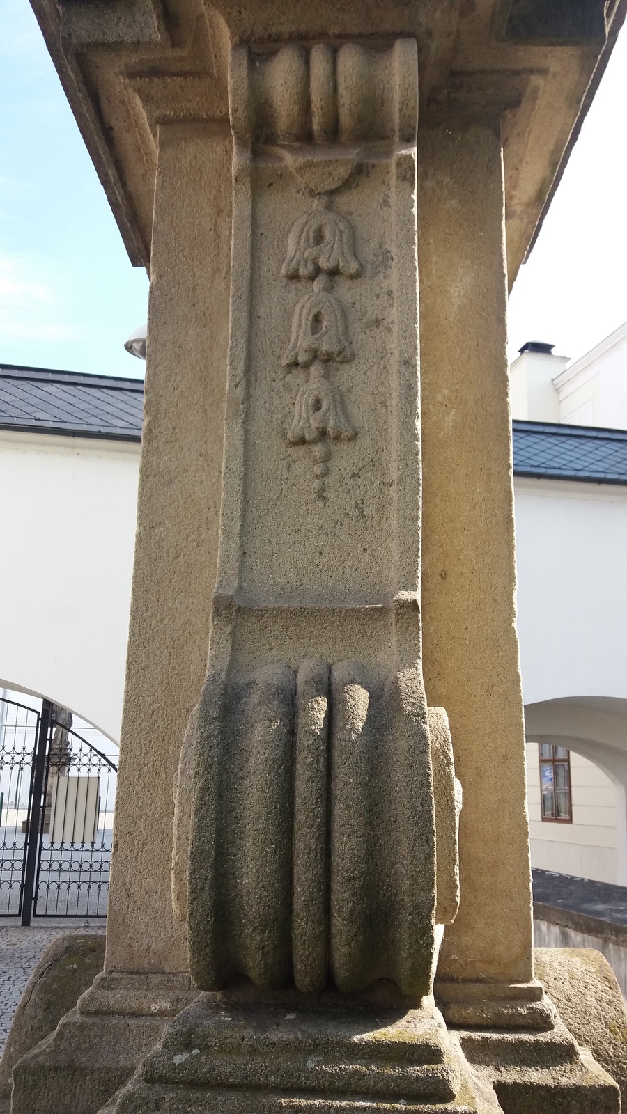 Barokní socha svatého Jana Nepomuckého z roku 1747 za presbytářem kostela Povýšení sv. Kříže ve Fryštátě. Původně stála socha na náměstí, přibližně v místech před dnešním pomníkem T. G. Masaryka.