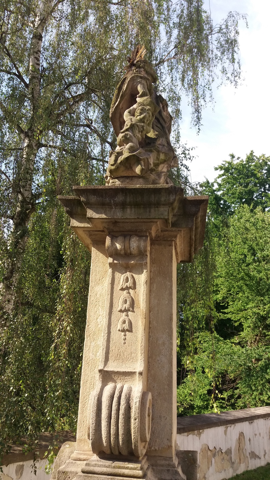 Barokní socha svatého Jana Nepomuckého z roku 1747 za presbytářem kostela Povýšení sv. Kříže ve Fryštátě. Původně stála socha na náměstí, přibližně v místech před dnešním pomníkem T. G. Masaryka.