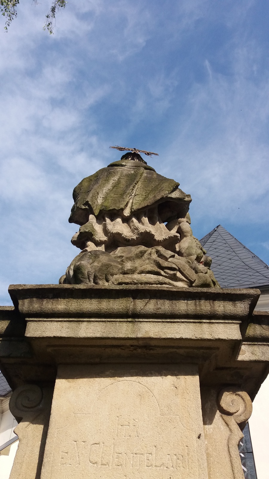 Barokní socha svatého Jana Nepomuckého z roku 1747 za presbytářem kostela Povýšení sv. Kříže ve Fryštátě. Původně stála socha na náměstí, přibližně v místech před dnešním pomníkem T. G. Masaryka.