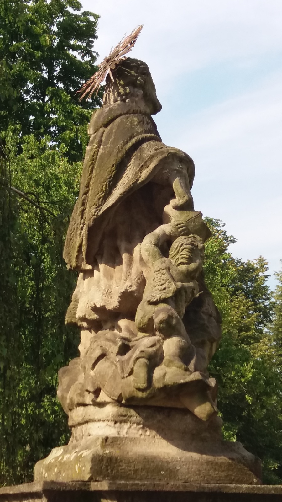 Barokní socha svatého Jana Nepomuckého z roku 1747 za presbytářem kostela Povýšení sv. Kříže ve Fryštátě. Původně stála socha na náměstí, přibližně v místech před dnešním pomníkem T. G. Masaryka.