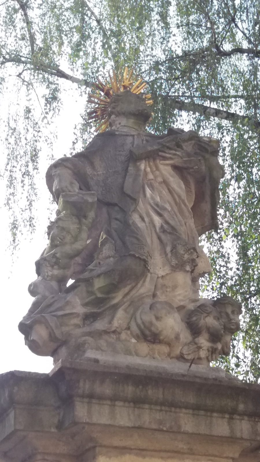 Barokní socha svatého Jana Nepomuckého z roku 1747 za presbytářem kostela Povýšení sv. Kříže ve Fryštátě. Původně stála socha na náměstí, přibližně v místech před dnešním pomníkem T. G. Masaryka.