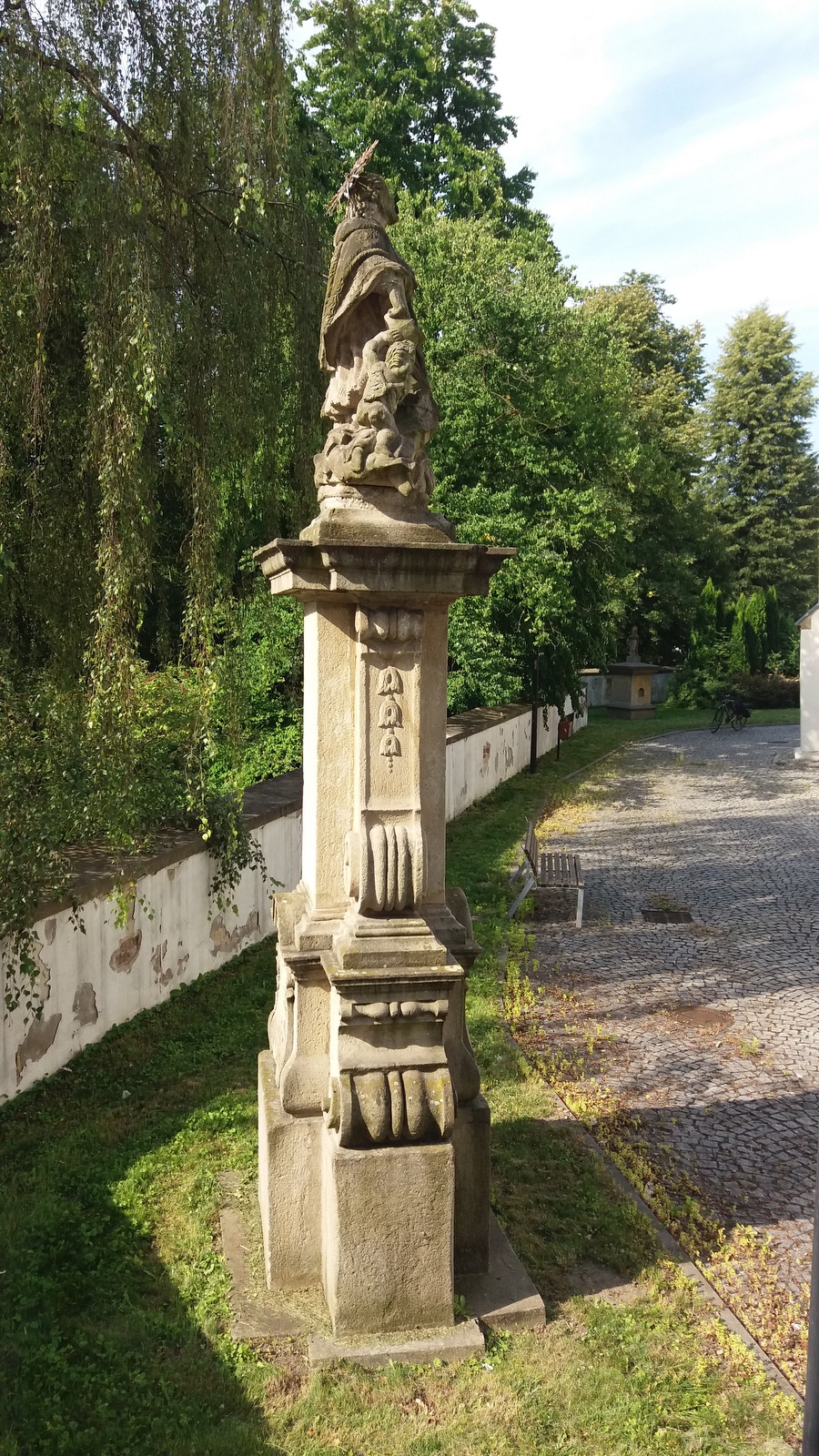 Barokní socha svatého Jana Nepomuckého z roku 1747 za presbytářem kostela Povýšení sv. Kříže ve Fryštátě. Původně stála socha na náměstí, přibližně v místech před dnešním pomníkem T. G. Masaryka.