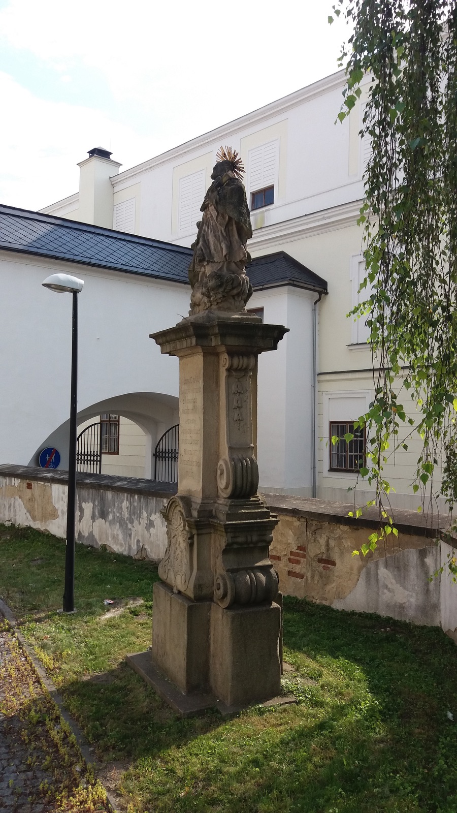 Barokní socha svatého Jana Nepomuckého z roku 1747 za presbytářem kostela Povýšení sv. Kříže ve Fryštátě. Původně stála socha na náměstí, přibližně v místech před dnešním pomníkem T. G. Masaryka.