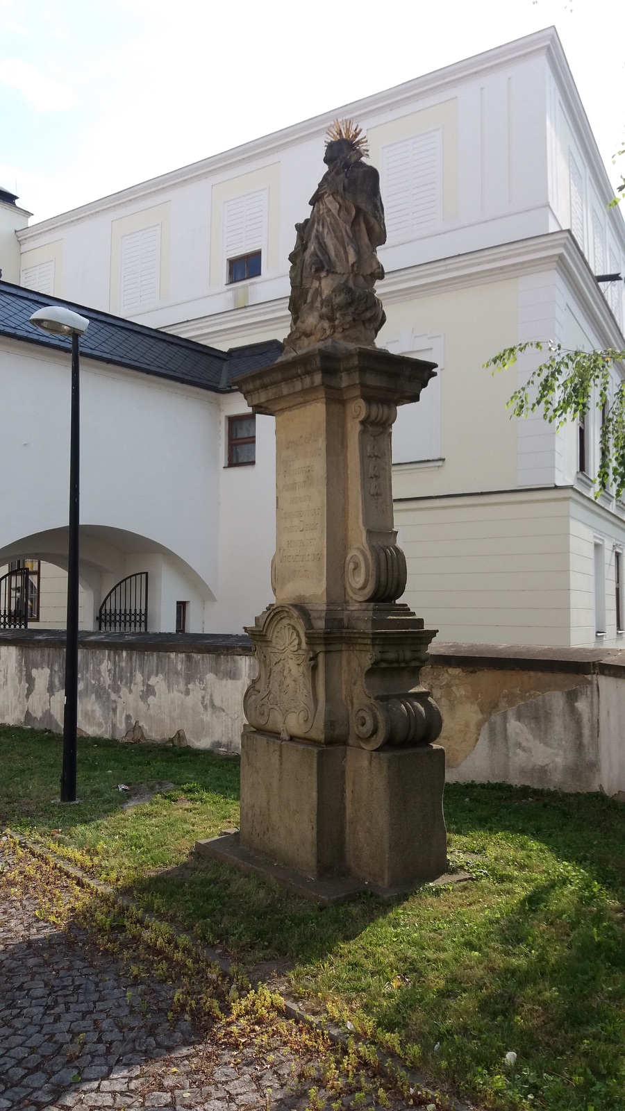 Barokní socha svatého Jana Nepomuckého z roku 1747 za presbytářem kostela Povýšení sv. Kříže ve Fryštátě. Původně stála socha na náměstí, přibližně v místech před dnešním pomníkem T. G. Masaryka.