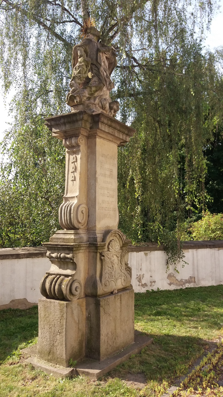 Barokní socha svatého Jana Nepomuckého z roku 1747 za presbytářem kostela Povýšení sv. Kříže ve Fryštátě. Původně stála socha na náměstí, přibližně v místech před dnešním pomníkem T. G. Masaryka.