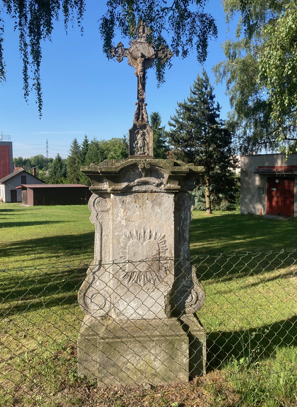 Litinový kříž na kamenném podstavci z roku 1845 v Doubravě. Původně stál na Kozinci u domu čp. 525 (p. Hanáková). Tento dům byl v roce 2008 demolován a kříž přenesen do svého nynějšího umístění, v zahradě hasičské zbrojnice.