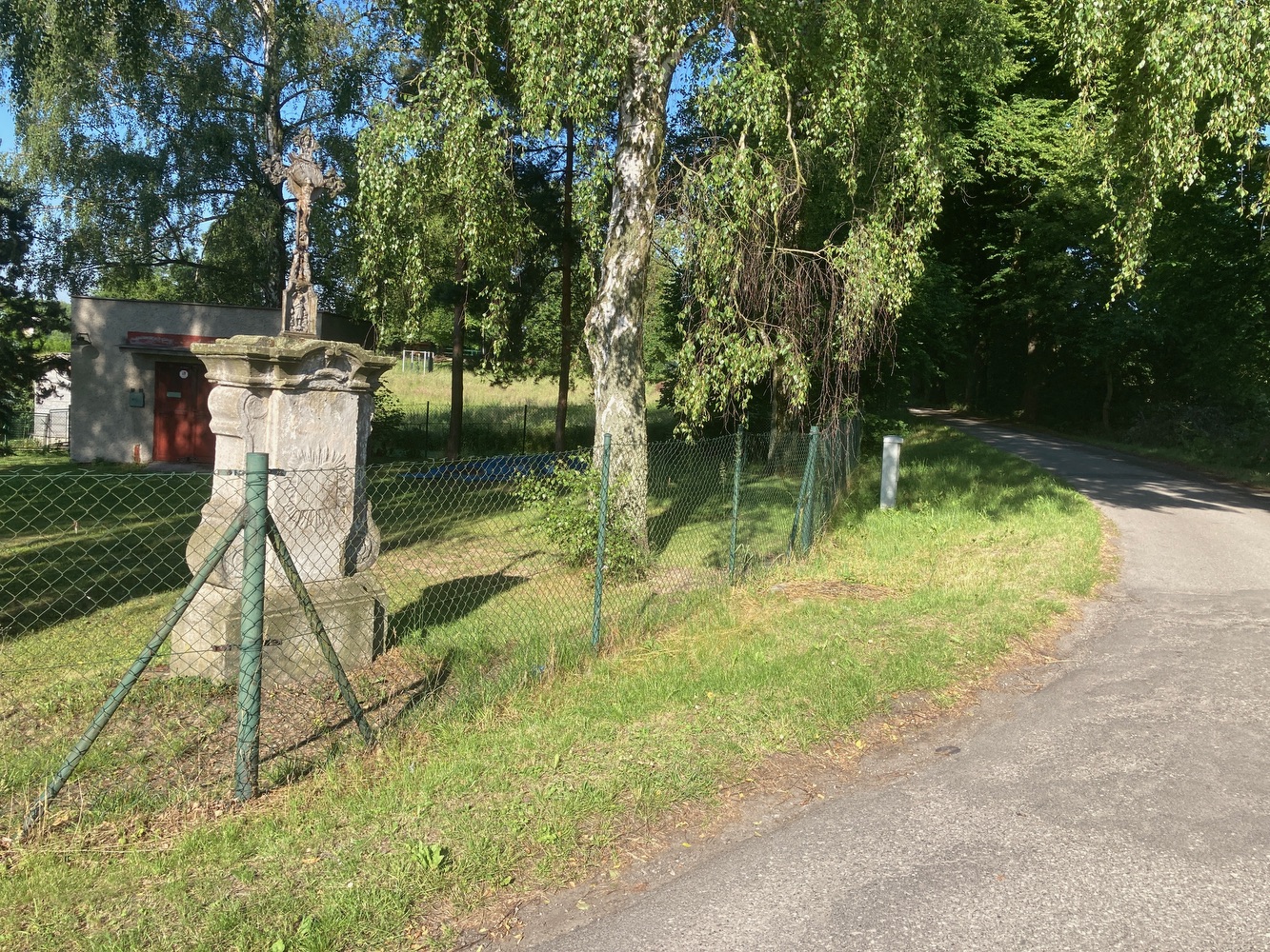 Litinový kříž na kamenném podstavci z roku 1845 v Doubravě. Původně stál na Kozinci u domu čp. 525 (p. Hanáková). Tento dům byl v roce 2008 demolován a kříž přenesen do svého nynějšího umístění, v zahradě hasičské zbrojnice.