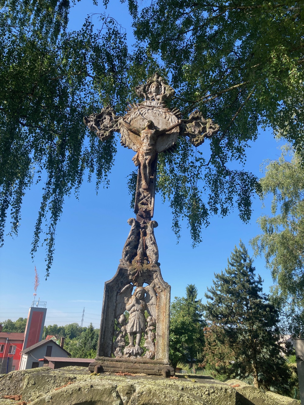 Litinový kříž na kamenném podstavci z roku 1845 v Doubravě. Původně stál na Kozinci u domu čp. 525 (p. Hanáková). Tento dům byl v roce 2008 demolován a kříž přenesen do svého nynějšího umístění, v zahradě hasičské zbrojnice.