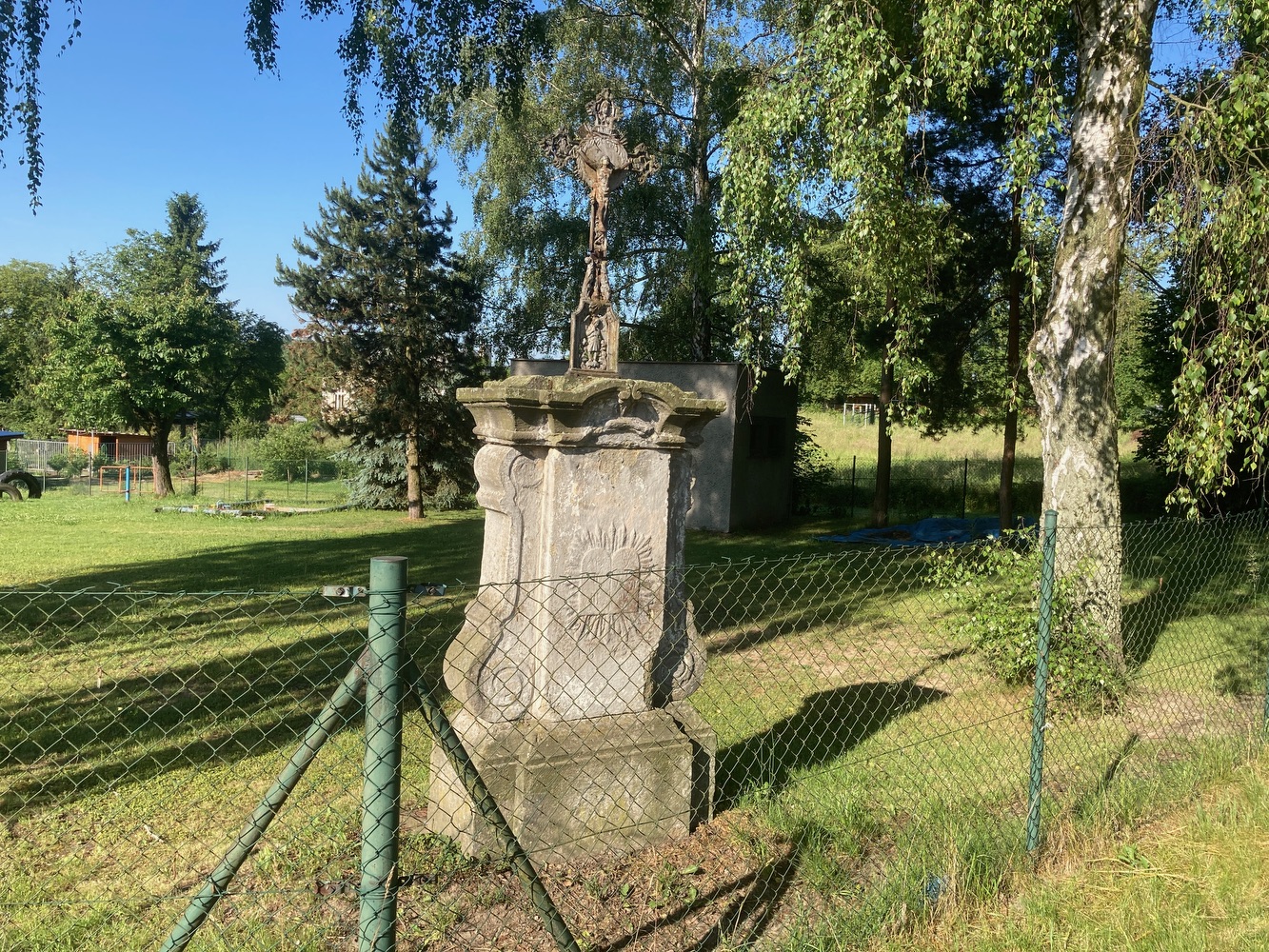 Litinový kříž na kamenném podstavci z roku 1845 v Doubravě. Původně stál na Kozinci u domu čp. 525 (p. Hanáková). Tento dům byl v roce 2008 demolován a kříž přenesen do svého nynějšího umístění, v zahradě hasičské zbrojnice.