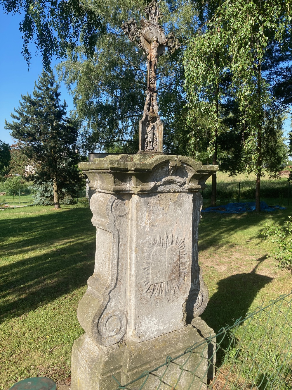 Litinový kříž na kamenném podstavci z roku 1845 v Doubravě. Původně stál na Kozinci u domu čp. 525 (p. Hanáková). Tento dům byl v roce 2008 demolován a kříž přenesen do svého nynějšího umístění, v zahradě hasičské zbrojnice.