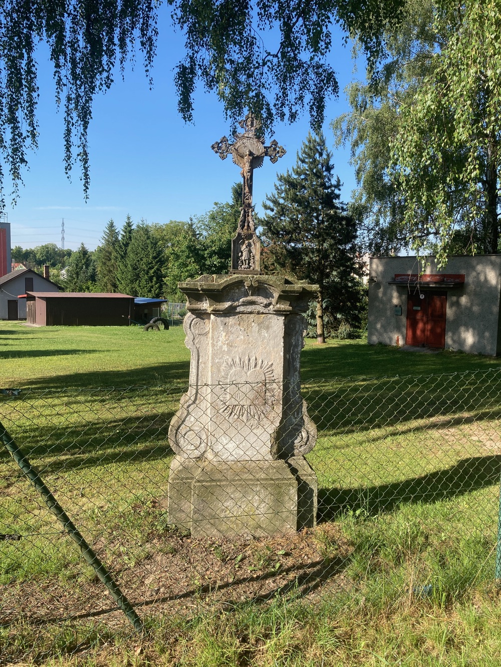 Litinový kříž na kamenném podstavci z roku 1845 v Doubravě. Původně stál na Kozinci u domu čp. 525 (p. Hanáková). Tento dům byl v roce 2008 demolován a kříž přenesen do svého nynějšího umístění, v zahradě hasičské zbrojnice.