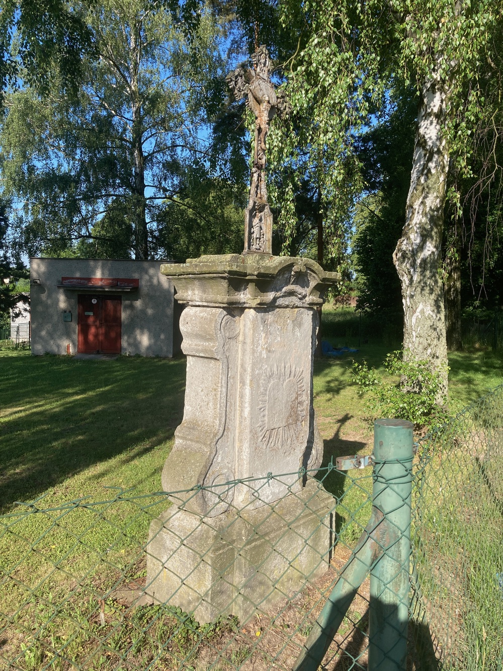 Litinový kříž na kamenném podstavci z roku 1845 v Doubravě. Původně stál na Kozinci u domu čp. 525 (p. Hanáková). Tento dům byl v roce 2008 demolován a kříž přenesen do svého nynějšího umístění, v zahradě hasičské zbrojnice.