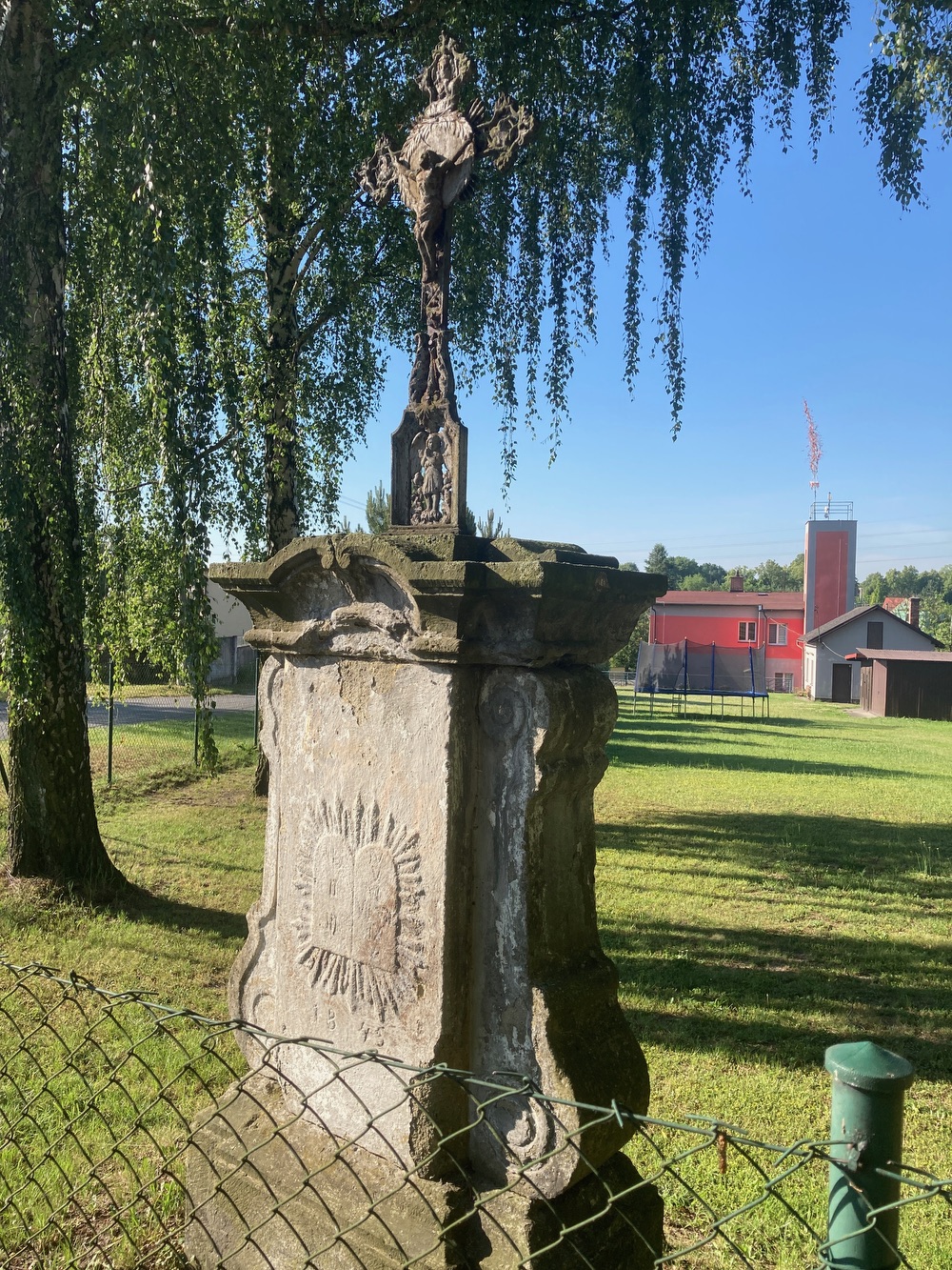 Litinový kříž na kamenném podstavci z roku 1845 v Doubravě. Původně stál na Kozinci u domu čp. 525 (p. Hanáková). Tento dům byl v roce 2008 demolován a kříž přenesen do svého nynějšího umístění, v zahradě hasičské zbrojnice.