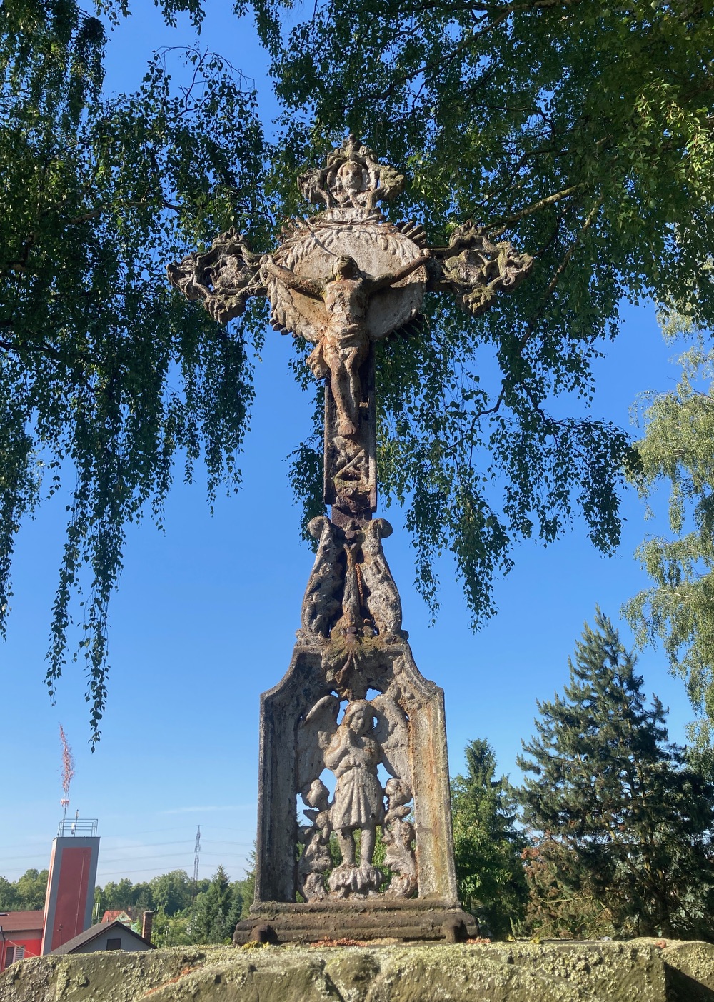 Litinový kříž na kamenném podstavci z roku 1845 v Doubravě. Původně stál na Kozinci u domu čp. 525 (p. Hanáková). Tento dům byl v roce 2008 demolován a kříž přenesen do svého nynějšího umístění, v zahradě hasičské zbrojnice.