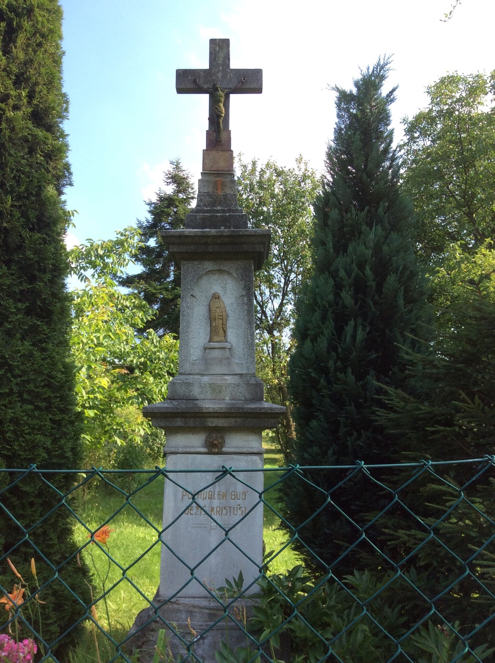 Kamenný kříž na zahradě domu čp. 644 v Doubravě