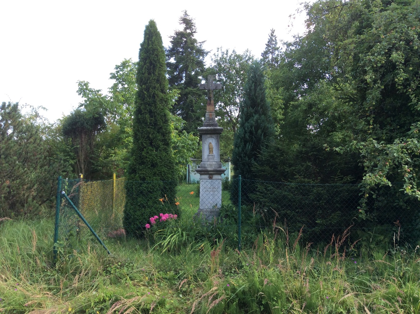 Kamenný kříž na zahradě domu čp. 644 v Doubravě