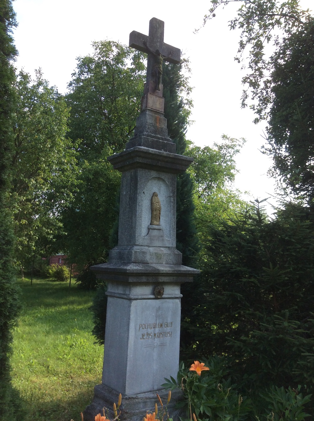 Kamenný kříž na zahradě domu čp. 644 v Doubravě