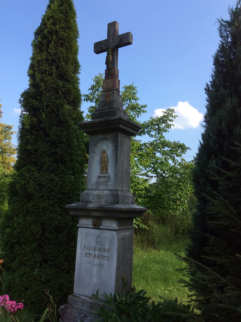 Kamenný kříž na zahradě domu čp. 644 v Doubravě