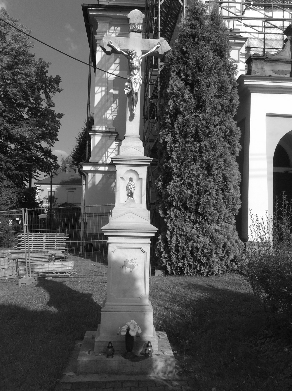 Kamenný kříž z roku 1899 u kostela sv. Hedviky v Doubravě