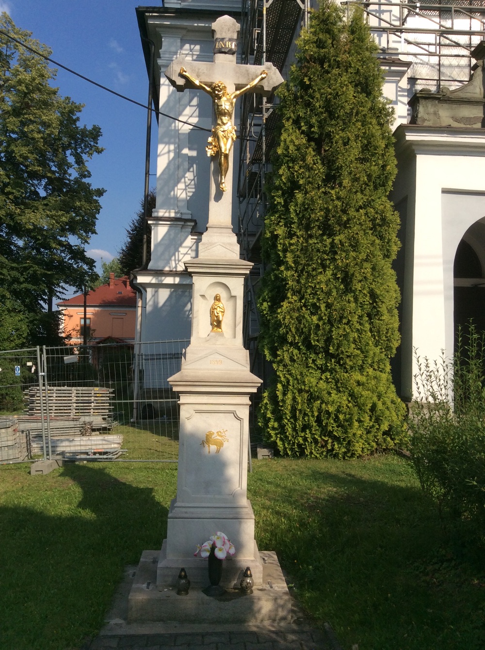 Kamenný kříž z roku 1899 u kostela sv. Hedviky v Doubravě