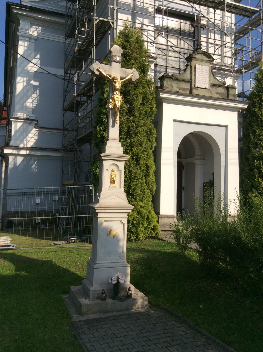 Kamenný kříž z roku 1899 u kostela sv. Hedviky v Doubravě
