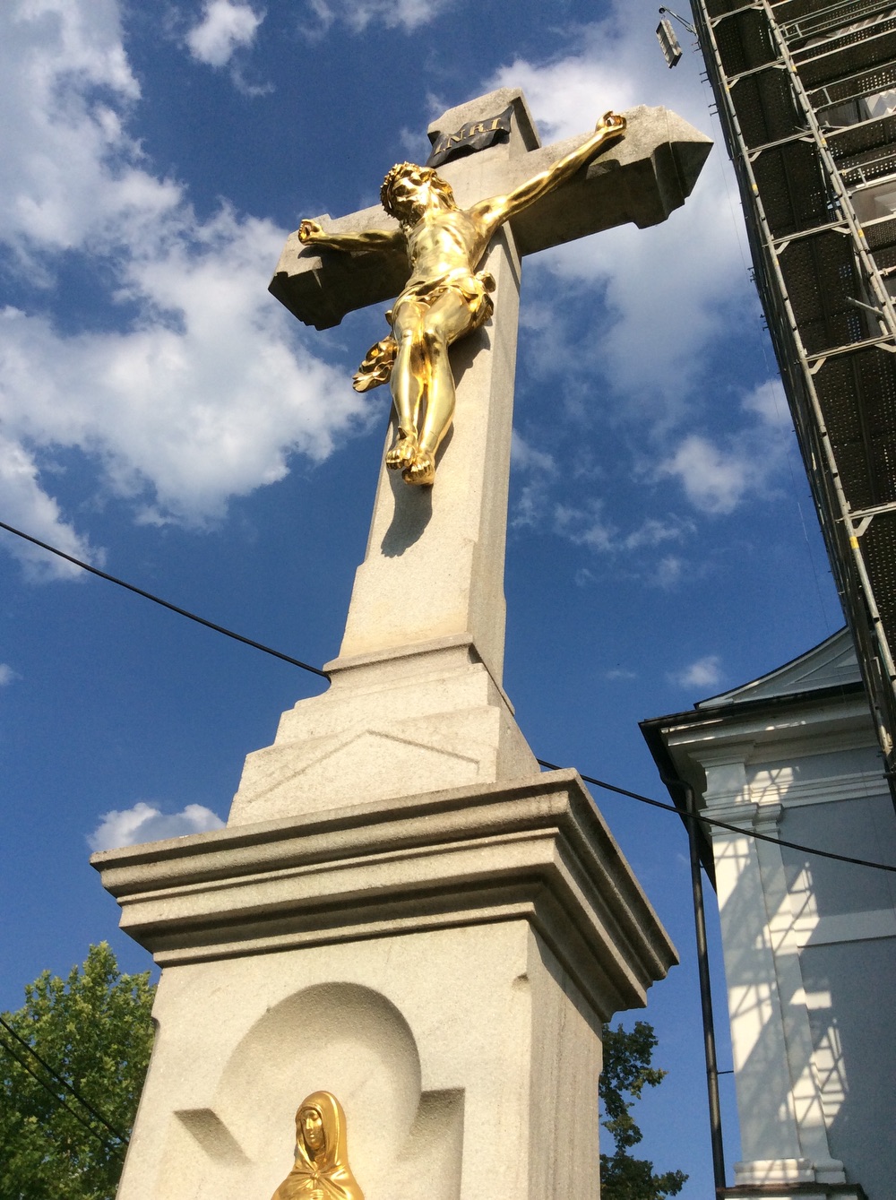 Kamenný kříž z roku 1899 u kostela sv. Hedviky v Doubravě
