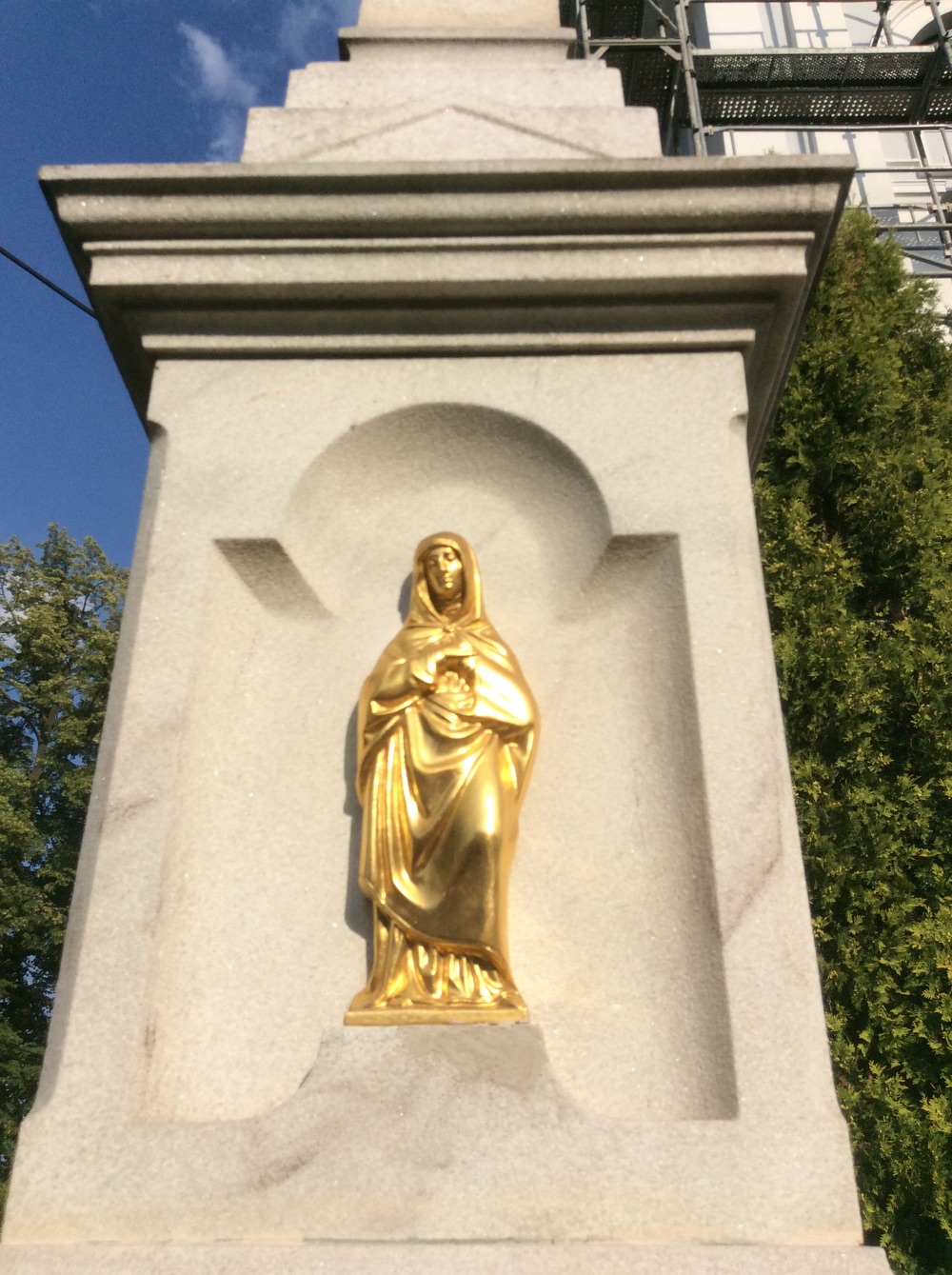 Kamenný kříž z roku 1899 u kostela sv. Hedviky v Doubravě